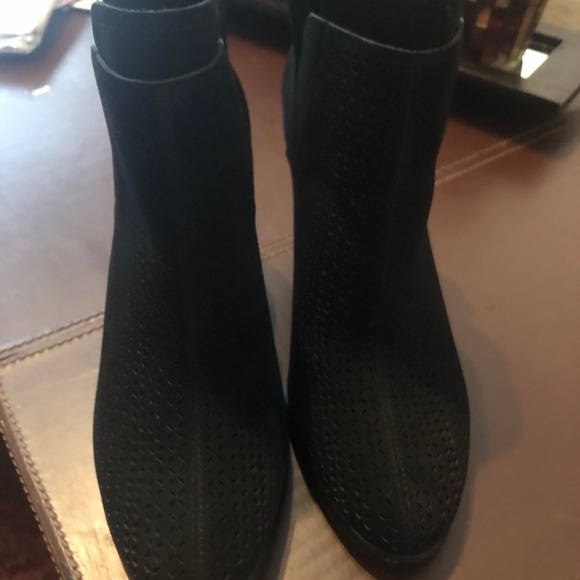 Vince Camuto Farrier laser cut bootie brand new - Picture 2 of 8